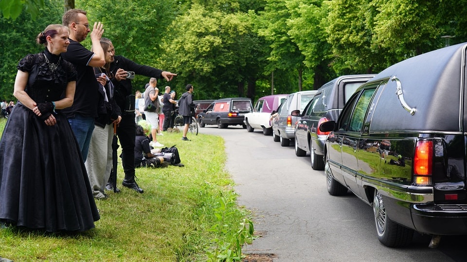 Morbider Charme: Parade der Leichenwagen zieht in Leipzig Blicke auf sich