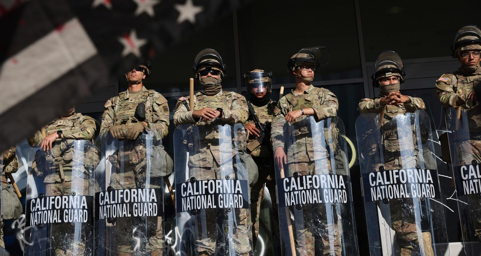 Soldaten der Nationalgarde sind während Protesten als Reaktion auf eine Reihe von Razzien der Einwanderungs- und Zollbehörde der Vereinigten Staaten (ICE) im ganzen Land in der Nähe eines Eingangs zu einem Bundesgebäude in Los Angeles postiert.