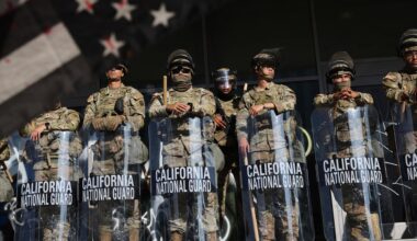 Soldaten der Nationalgarde sind während Protesten als Reaktion auf eine Reihe von Razzien der Einwanderungs- und Zollbehörde der Vereinigten Staaten (ICE) im ganzen Land in der Nähe eines Eingangs zu einem Bundesgebäude in Los Angeles postiert.