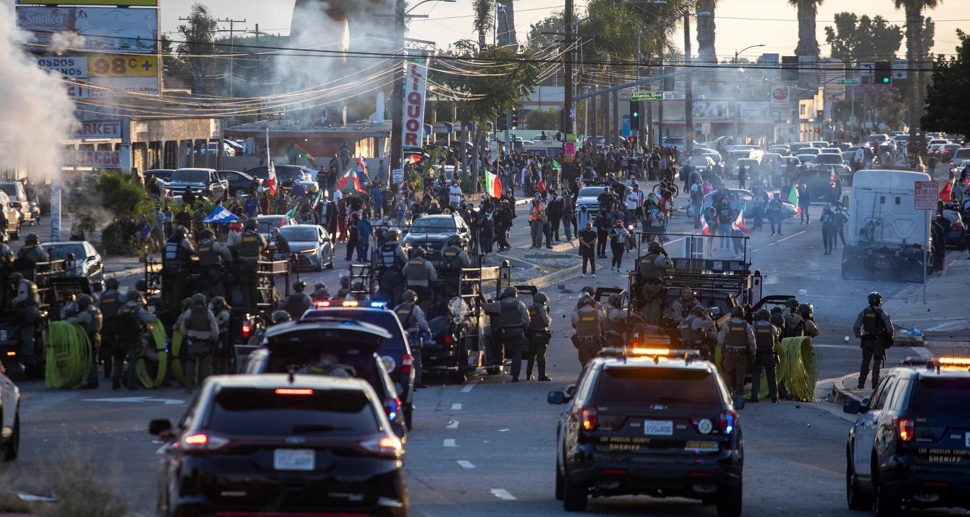 US-Polizisten und Demonstranten stoßen in Los Angeles zusammen.