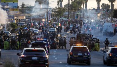 US-Polizisten und Demonstranten stoßen in Los Angeles zusammen.