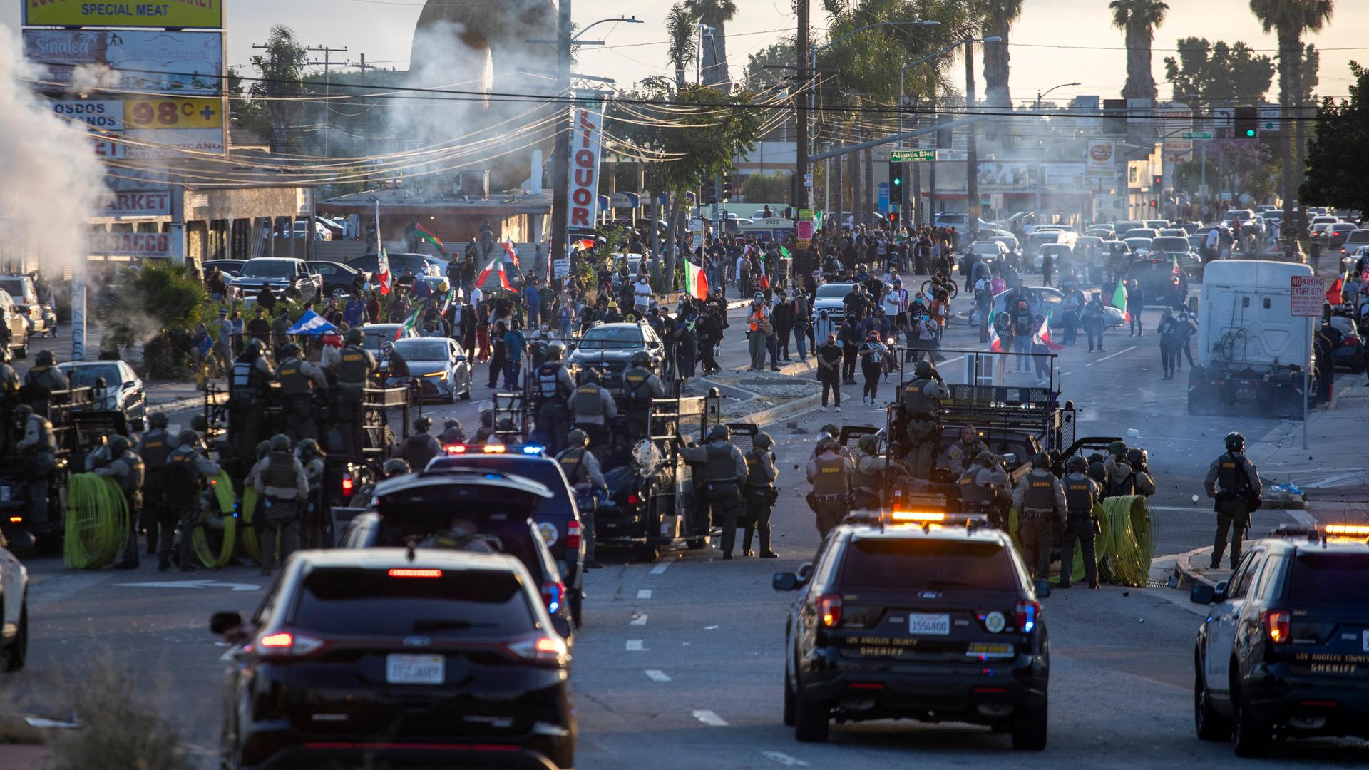 US-Polizisten und Demonstranten stoßen in Los Angeles zusammen.