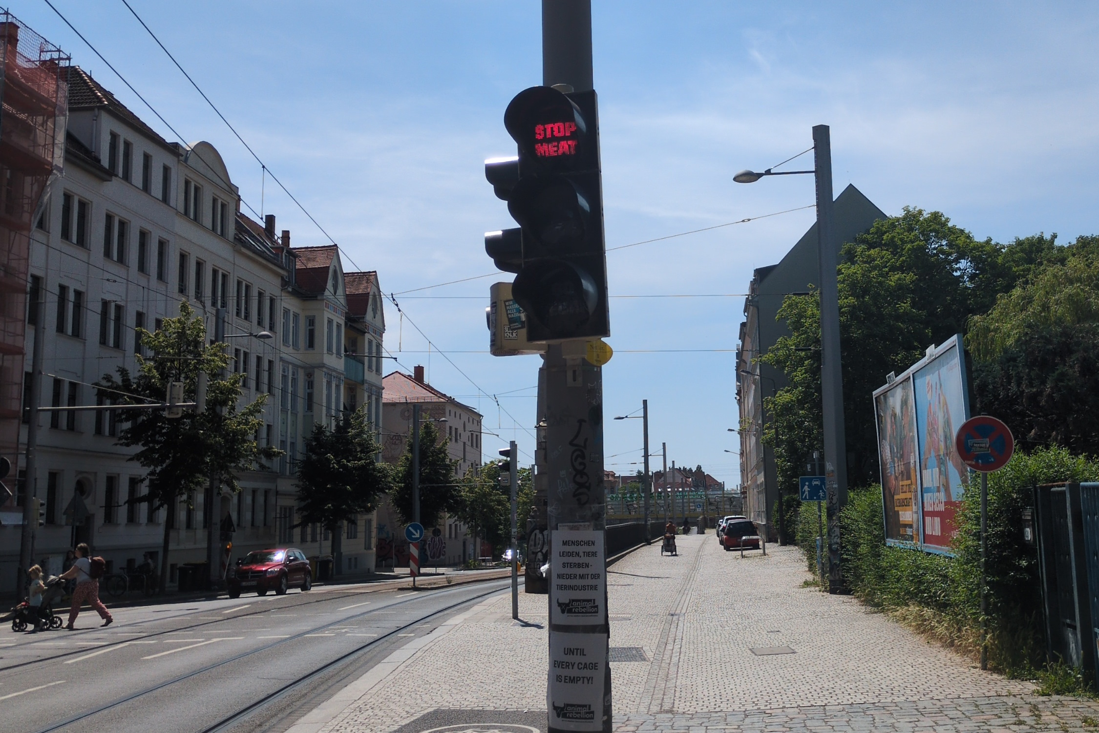 Ampelaufkleber "Stop Meat" in der Lützner Straße. Foto: Animal Rebellion Leipzig