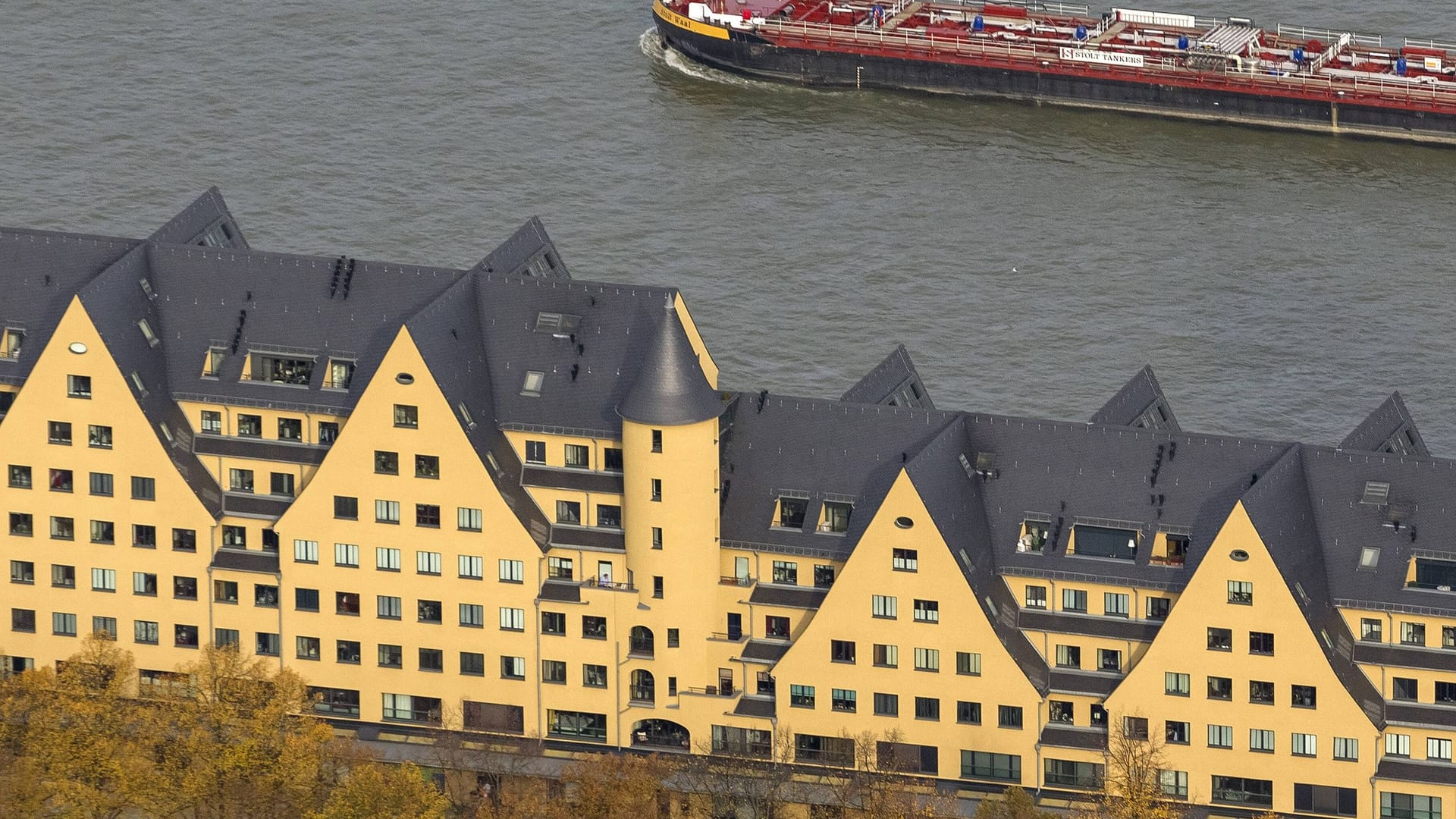 Die Agrippinawerft aus der Luft (Archivbild): Die angebotene Luxuswohnung umfasst auch den Turm des Gebäudes.