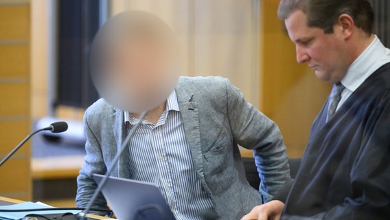 Der Angeklagte Christian B. (links) sitzt im Gerichtssaal im Landgericht Braunschweig neben seinem Anwalt Friedrich Fülscher. © picture alliance/dpa/dpa Pool/Julian Stratenschulte Foto: Julian Stratenschulte