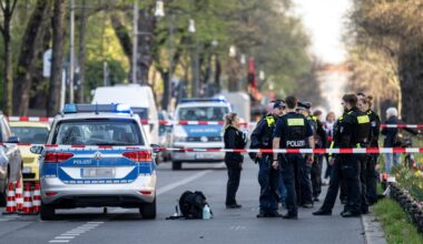 Berliner Polizisten stehen nach einer Gewalttat in einem U-Bahnhof an einem zweiten Tatort in der Schloßstraße ama 12.04.2025