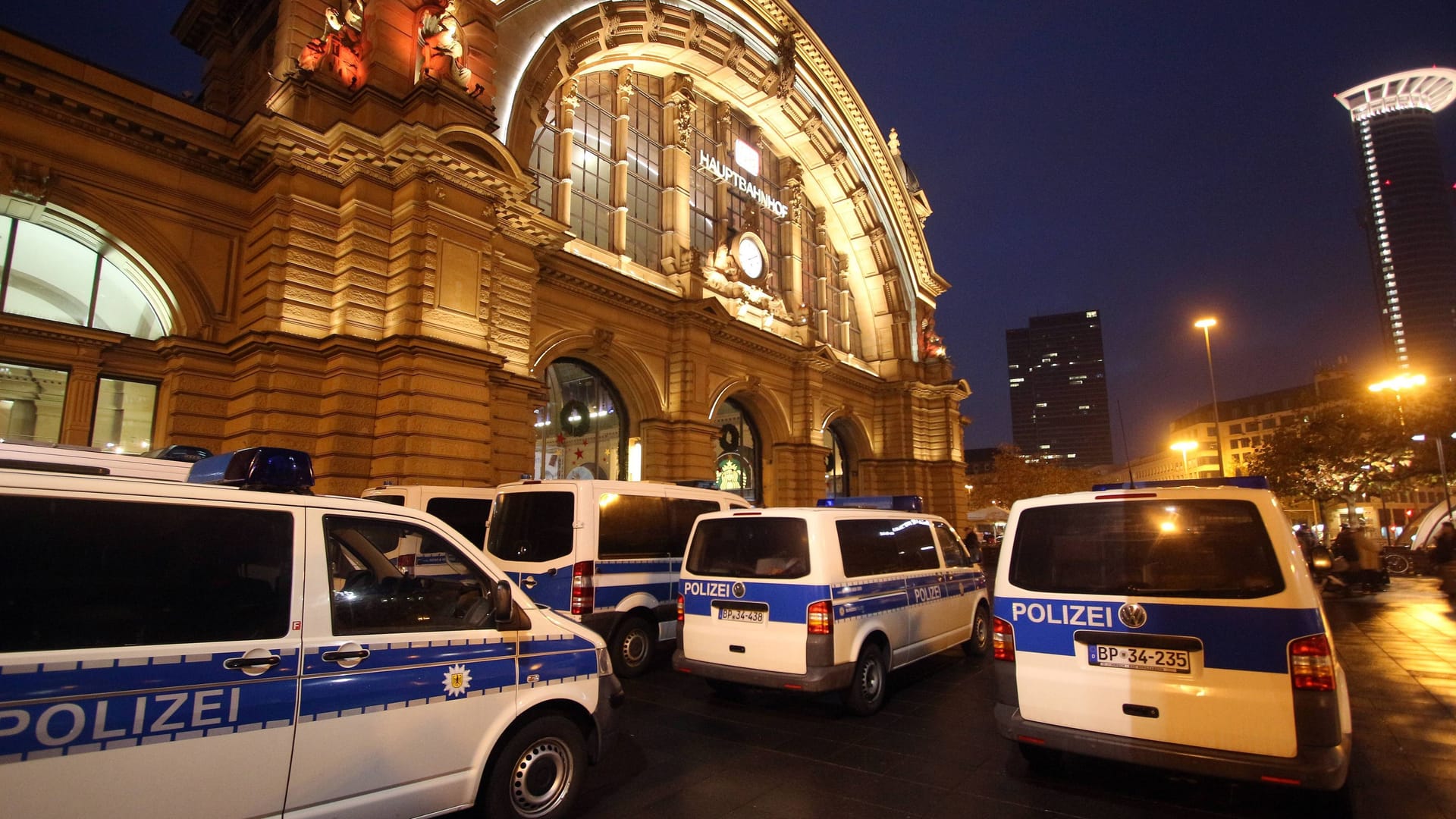 Mannschaftswagen der Bundespolizei stehen am Bahnhofpltz vor dem Hauptbahnhof in Frankfurt (Archivbild): In der Nacht auf Sonntag wurde ein 18-Jähriger schwer verletzt.