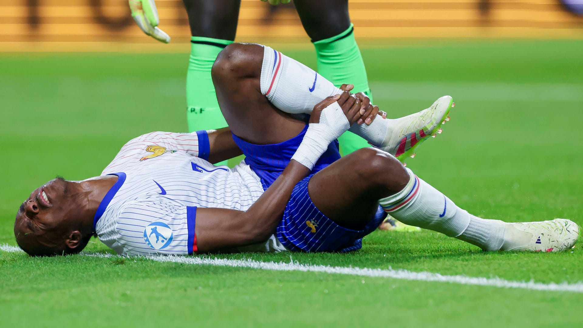 Mathys Tel im Spiel gegen Portugal am Boden: Für den Franzosen ging es letztlich aber weiter.