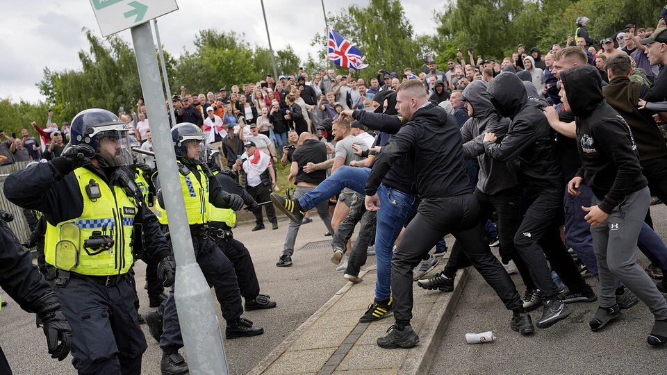 Krawalle in Großbritannien: "Soziale Medien sind eine Empörungsmaschine"