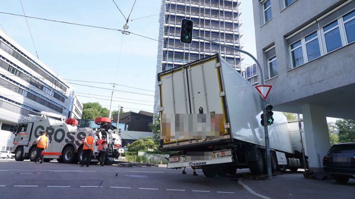 Unfall in Stuttgart-Ost: Lkw bleibt an Hauseck hängen –  langwierige Bergung