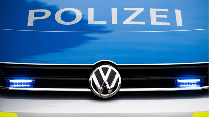 Stuttgarter Polizei sucht Zeugen: Von Auto überholt – Pedelec-Fahrer bei Sturz lebensgefährlich verletzt