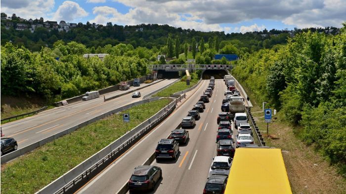 Stau im Feierabendverkehr: Auto brennt im Engelbergtunnel