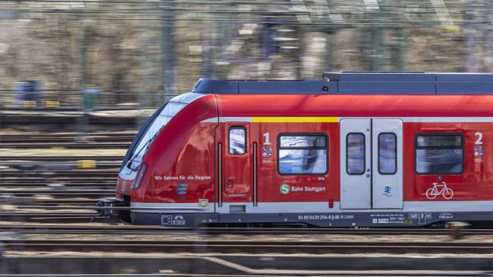 In Zug Richtung Stuttgart: Mann schlägt Reisenden gegen den Kopf – weil seine Tochter zu laut war
