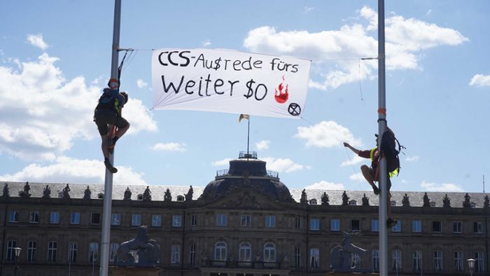 Plakat illegal gehisst: Klima-Protest auf dem Stuttgarter Schlossplatz
