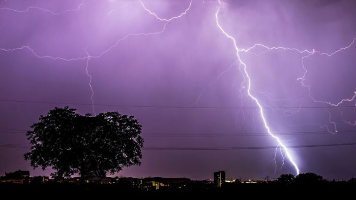 Riesen-Gewitter zieht Richtung Stuttgart: Wetterdienst warnt