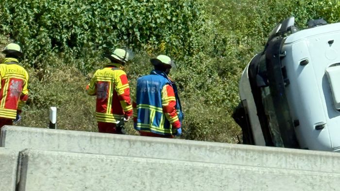 Stau A8: Zwei Laster bleiben liegen – massives Verkehrschaos