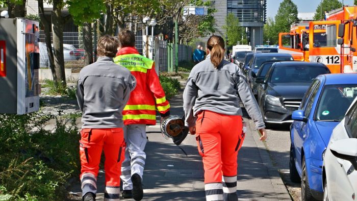 Unfall in Esslingen: 25-Jährige fährt mit KTM auf andere Motorradfahrer auf – drei Verletzte