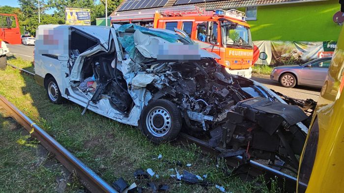 Stadtbahn schiebt Auto 50 Meter vor sich her – wie geht es dem Fahrer?