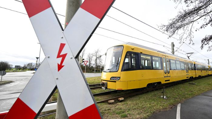 Unfall in Stuttgart-Neugereut: Auto kracht in Stadtbahn – Strecke der U2 und U19 unterbrochen