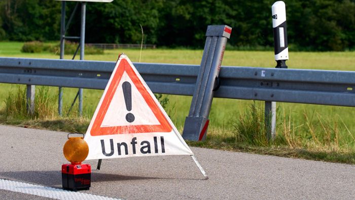 Zwei Verletzte in Stuttgart: Auto überschlägt sich bei Unfall und landet auf dem Dach