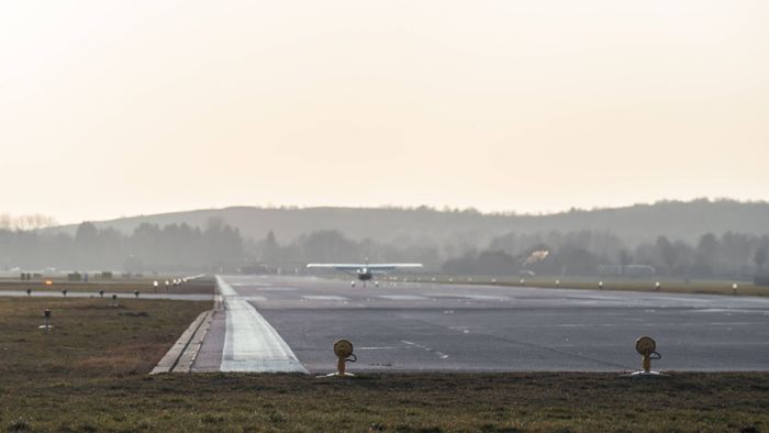 Flughafen Augsburg: Pilot verliert  Kontrolle – Flugzeug kommt bei Landung von der Piste ab
