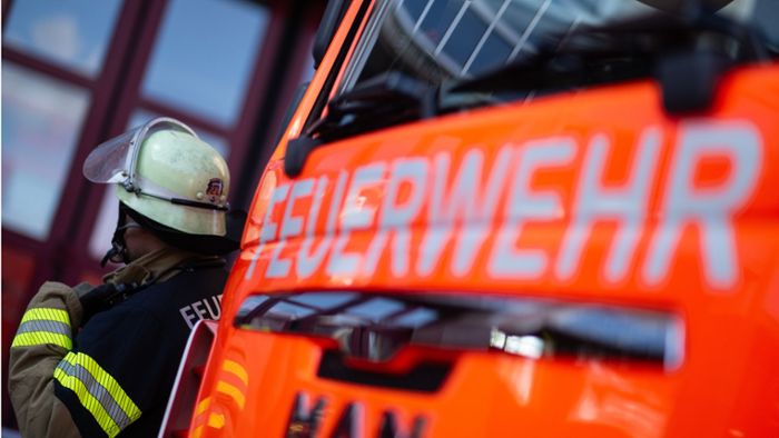 Esslingen: Smart gerät in Brand – Hitze beschädigt zwei Porsche sowie ein Haus