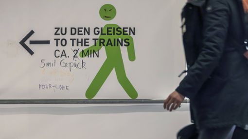 Hauptbahnhof in Stuttgart: Männergruppe bedrängt Frau – Einer beißt ihr den Ohrring ab