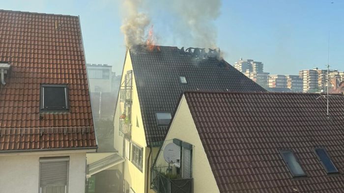 Stuttgart-Botnang: Dachstuhlbrand hält Feuerwehr in Atem