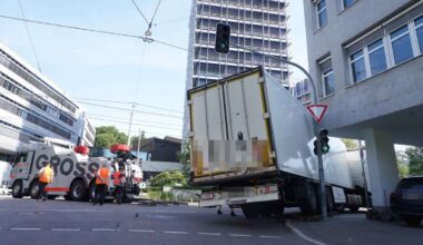 Unfall in Stuttgart-Ost: Lkw bleibt an Hauseck hängen – langwierige Bergung
