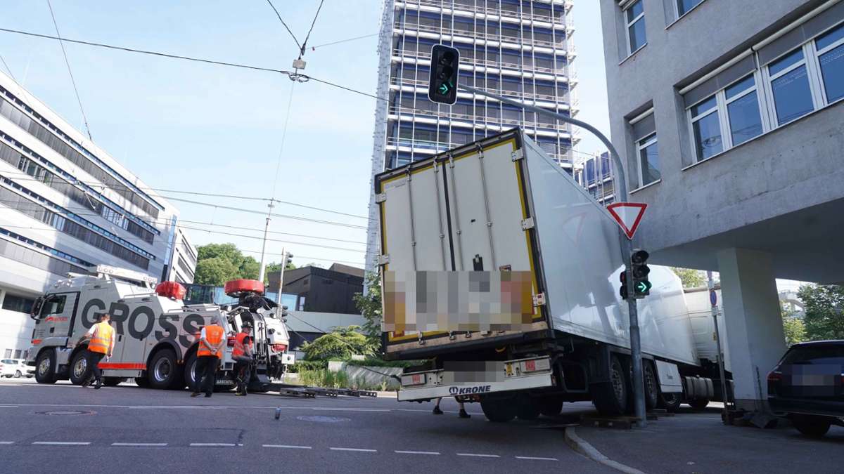 Unfall in Stuttgart-Ost: Lkw bleibt an Hauseck hängen – langwierige Bergung