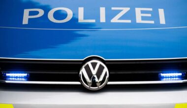 Stuttgarter Polizei sucht Zeugen: Von Auto überholt – Pedelec-Fahrer bei Sturz lebensgefährlich verletzt