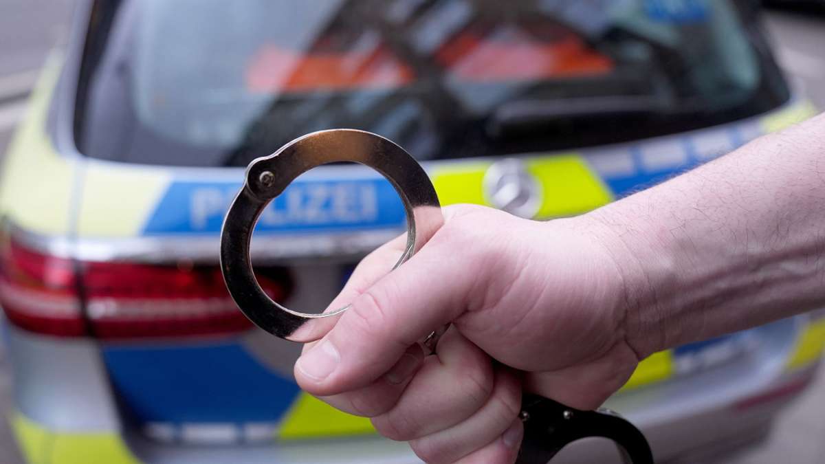Stuttgart: Mann stiehlt Schuhe – und bedroht Mitarbeiter mit Scherbe