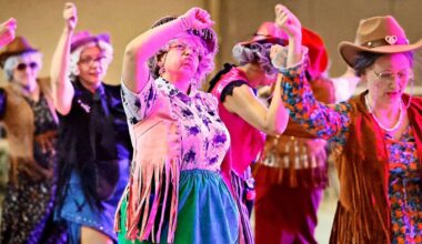 Die Damen vom  Wasunger Hausfrauenballett hatten eine Choreografie zu bekannten Liedern einstudiert. Sie waren als Omas im Countrystyle  verkleidet.