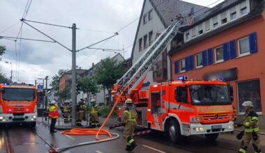 Brand in Stuttgart-Stammheim: Feuerwehr bekämpft Dachstuhlbrand – Stadtbahn-Verkehr betroffen