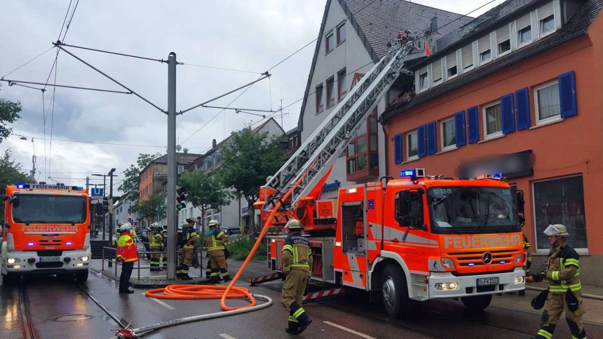 Brand in Stuttgart-Stammheim: Feuerwehr bekämpft Dachstuhlbrand – Stadtbahn-Verkehr betroffen