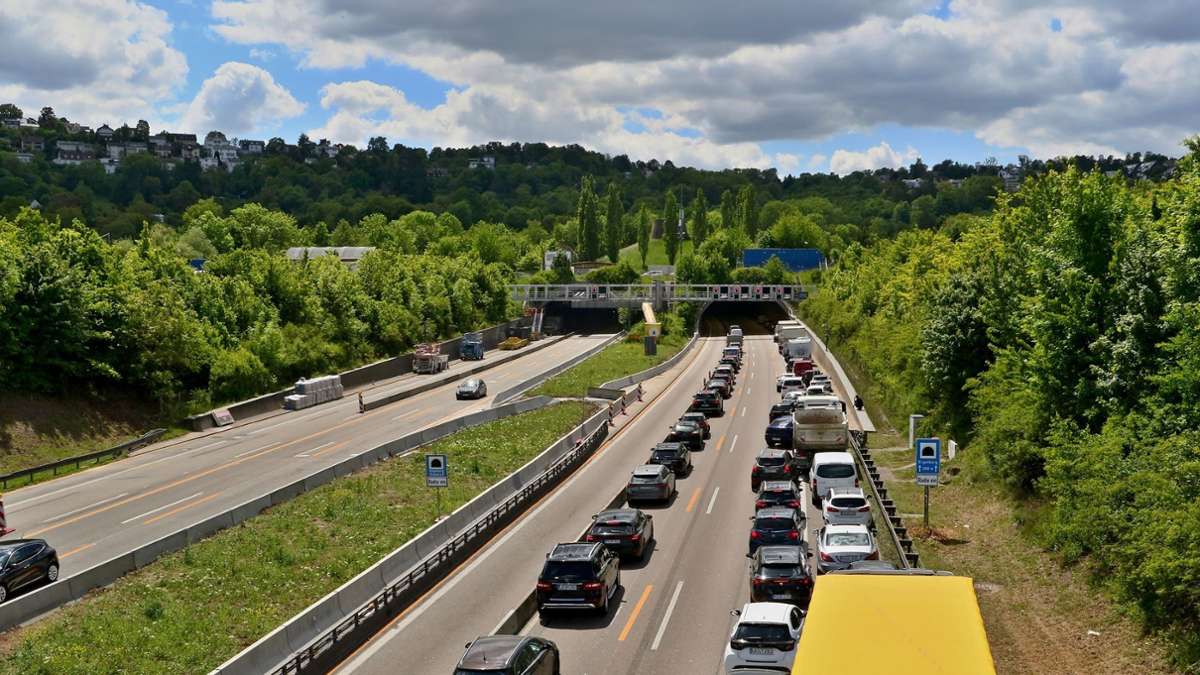 Stau im Feierabendverkehr: Auto brennt im Engelbergtunnel