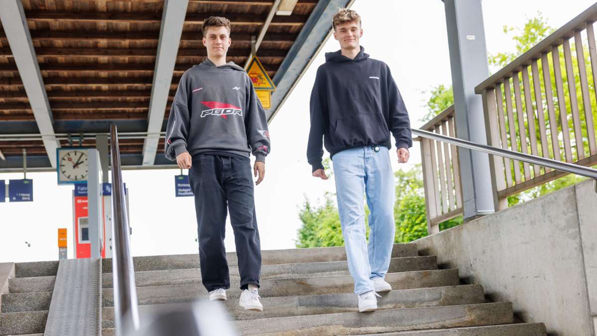 Jugendliche zeigen Zivilcourage: Sturz von Rolltreppe: Nach dem VfB-Sieg geht es um ein Menschenleben - Stuttgart