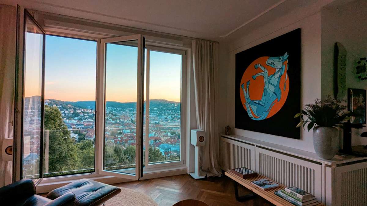 Galerie eröffnet in Privatwohnung: Studio Driftline feiert Vernissage über Stuttgarts Dächern mit Raphael Grischa