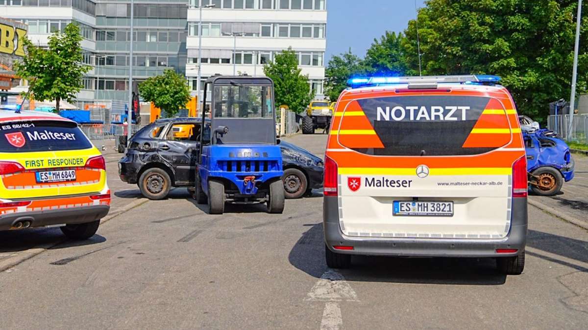 Schwerer Unfall: Auto fährt bei Stuntshow in Zuschauerbereich - Verletzte