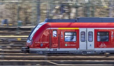 In Zug Richtung Stuttgart: Mann schlägt Reisenden gegen den Kopf – weil seine Tochter zu laut war