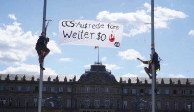 Plakat illegal gehisst: Klima-Protest auf dem Stuttgarter Schlossplatz