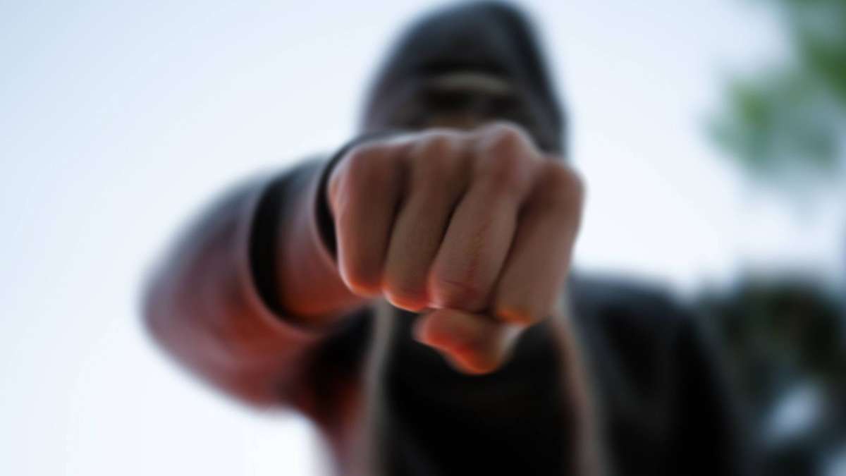 Attacke in Stuttgart-Obertürkheim: Maskiertes Trio schlägt auf Mann ein – Zeugen und Opfer gesucht