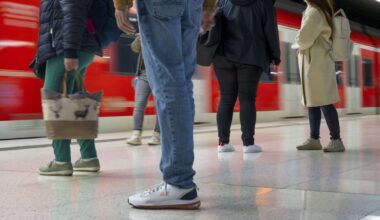 Stuttgart-Stadtmitte: Drei Unbekannte attackieren 24-jährigen Reisenden – Zeugen gesucht