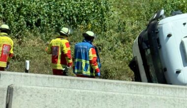 Zwei Laster bleiben liegen – massives Verkehrschaos