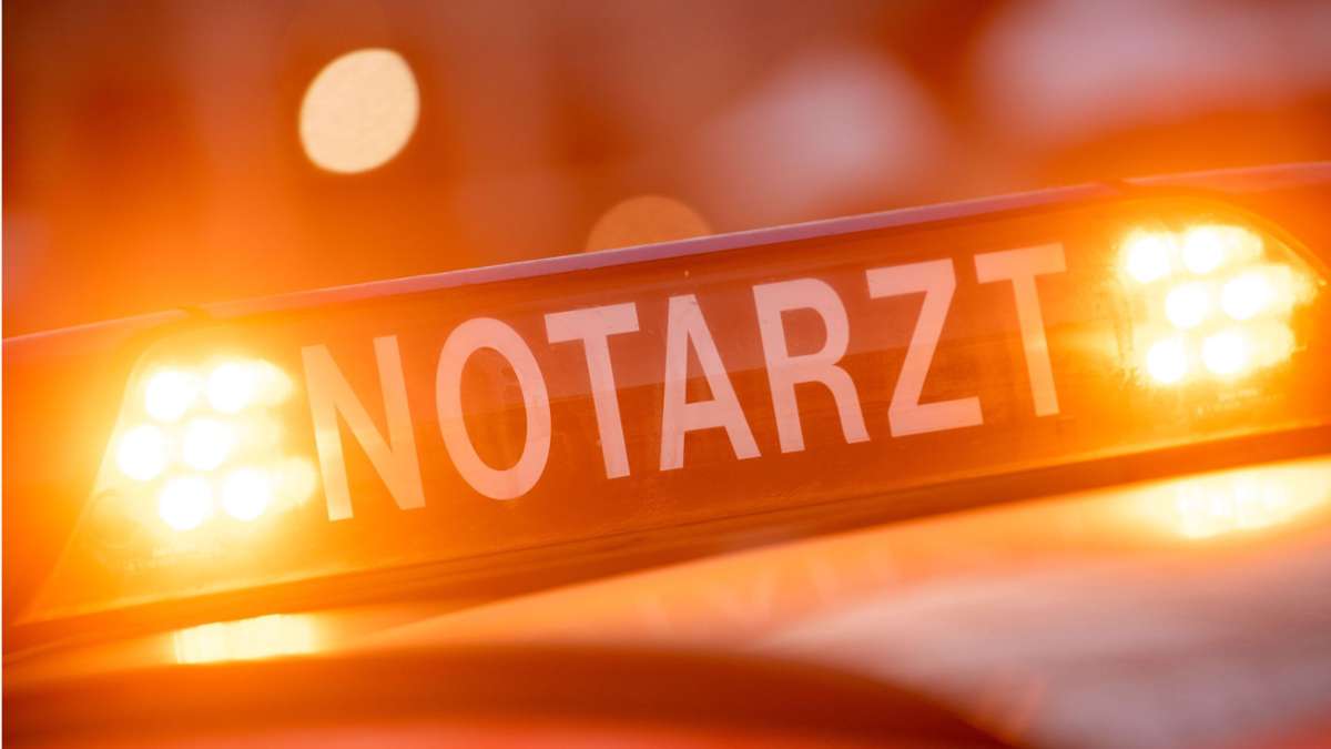 Unfall in Stuttgart-West: Autofahrer will wenden und erfasst Rollerfahrer – schwer verletzt