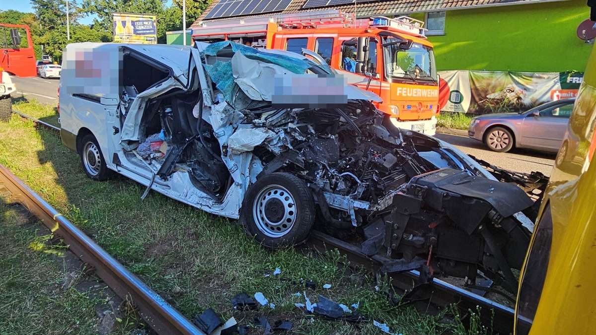 Stadtbahn schiebt Auto 50 Meter vor sich her – wie geht es dem Fahrer?