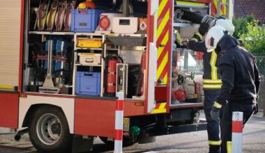Karlsruhe: Kleintransporter fängt während der Fahrt Feuer – ein Mensch stirbt