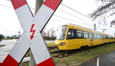 Unfall in Stuttgart-Neugereut: Auto kracht in Stadtbahn – Strecke der U2 und U19 unterbrochen