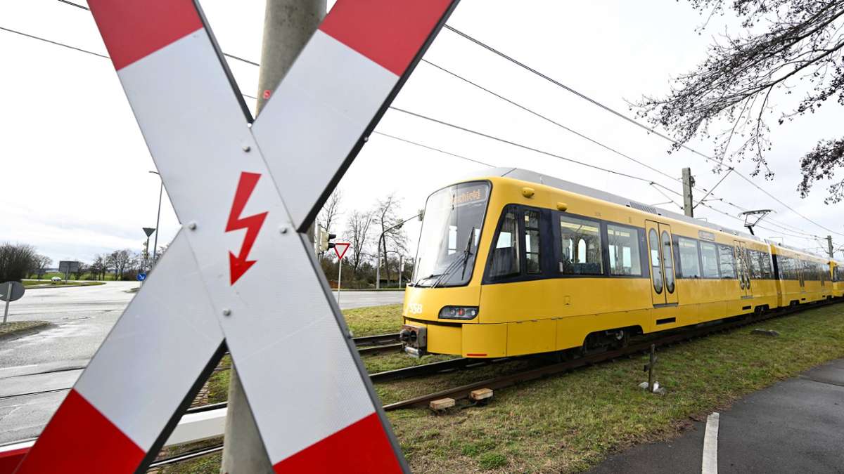 Unfall in Stuttgart-Neugereut: Auto kracht in Stadtbahn – Strecke der U2 und U19 unterbrochen