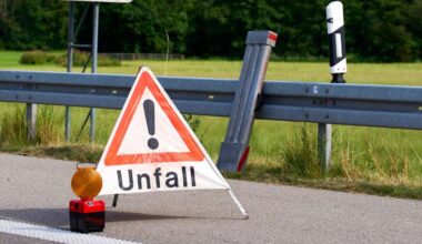 Zwei Verletzte in Stuttgart: Auto überschlägt sich bei Unfall und landet auf dem Dach